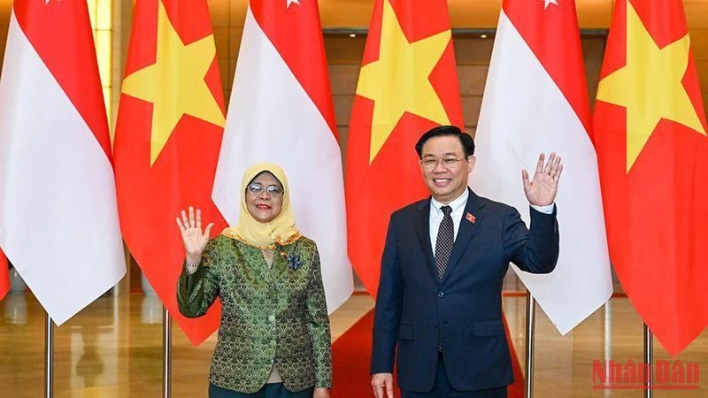 Chủ tịch Quốc hội Vương Đình Huệ và Tổng thống Cộng hòa Singapore Halimah Yacob tại buổi tiếp.