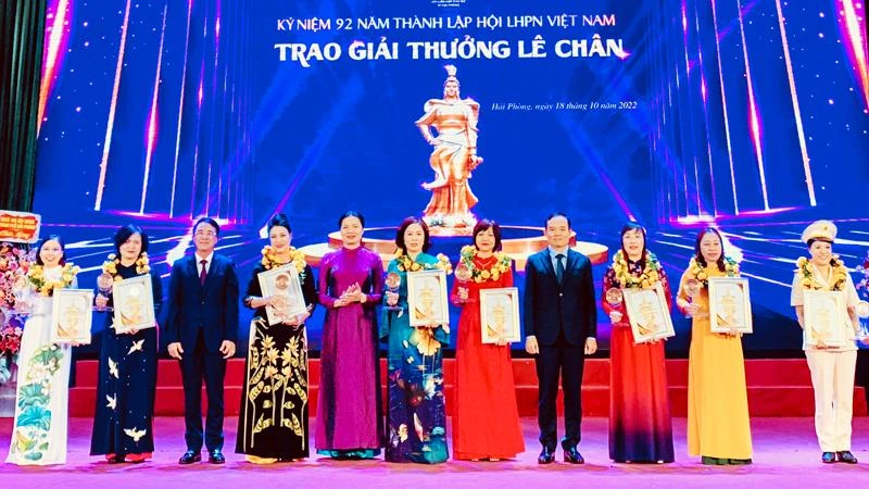 Chủ tịch Trung ương Hội Phụ nữ Việt Nam và Bí thư Thành ủy Hải Phòng trao giải thưởng Lê Chân tặng 8 phụ nữ tiêu biểu của thành phố Cảng.