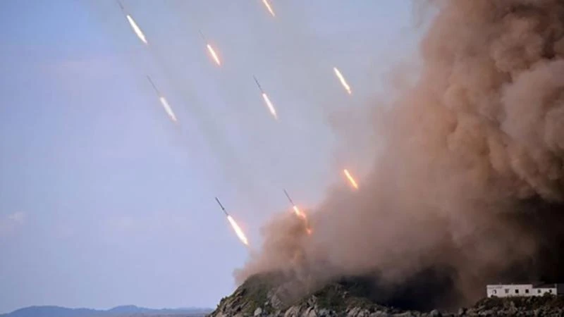 Hình ảnh cuộc tập trận tấn công hỏa lực của pháo binh tầm xa của Triều Tiên. (Nguồn: AFP/TTXVN)