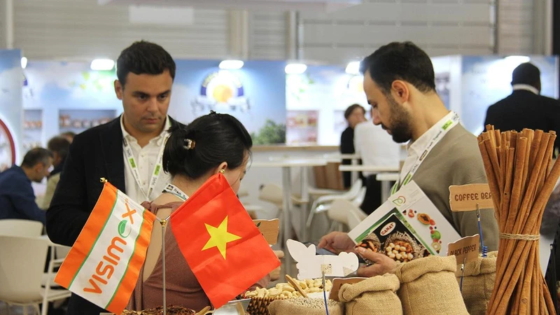 Hội chợ SIAL Paris 2022 đã giúp các doanh nghiệp Việt Nam giới thiệu ngành thực phẩm Việt Nam năng động hướng tới cung cấp các sản phẩm với giá trị gia tăng cao. (Ảnh: KHẢI HOÀN)