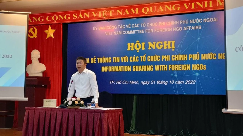 Ông Phan Anh Sơn, Phó Chủ tịch, Tổng Thư ký Liên hiệp các tổ chức hữu nghị Việt Nam phát biểu tại Hội nghị.