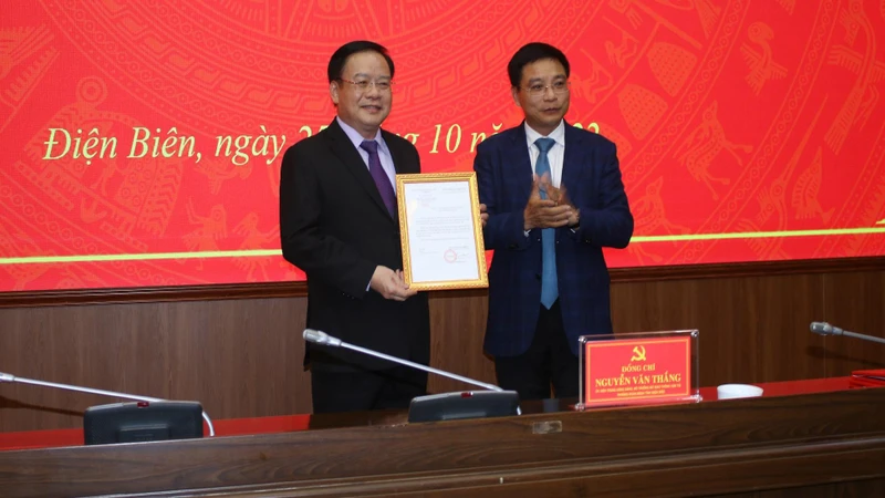 Đồng chí Nguyễn Văn Thắng, Ủy viên Trung ương Đảng, Bộ trưởng Giao thông vận tải trao quyết định giao điều hành cho đồng chí Mùa A Sơn.