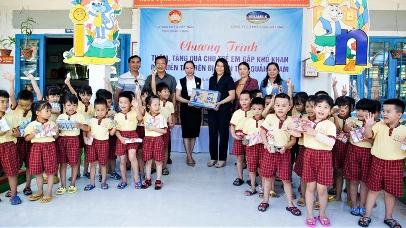 Đại diện Vinamilk trao các phần quà dinh dưỡng, san sẻ với khó khăn của người dân vùng lũ tại 3 tỉnh, thành phố: Đà Nẵng, Quảng Nam, Thừa Thiên Huế.
