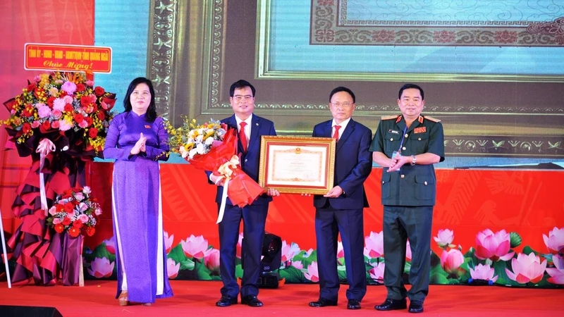 Trao Bằng khen của Thủ tướng Chính phủ tặng Đảng bộ, quân và dân huyện Ba Tơ.