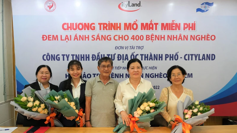 Đại diện CityLand tặng số tiền mổ mắt miễn phí cho 400 bệnh nhân khó khăn thông qua Hội Bảo trợ bệnh nhân nghèo Thành phố Hồ Chí Minh.