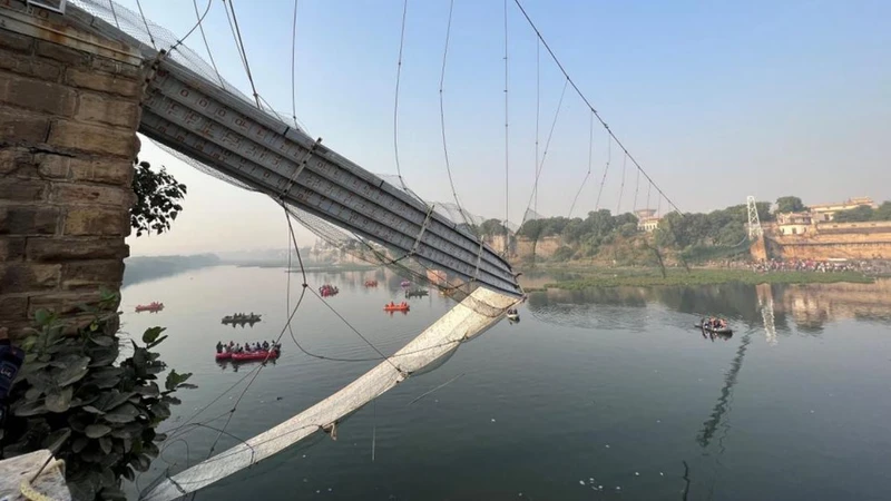 Cây cầu treo dài 230m được xây dựng từ thế kỷ 19, bắc qua sông Machhu tại thị trấn Morbi. (Ảnh: Reuters)