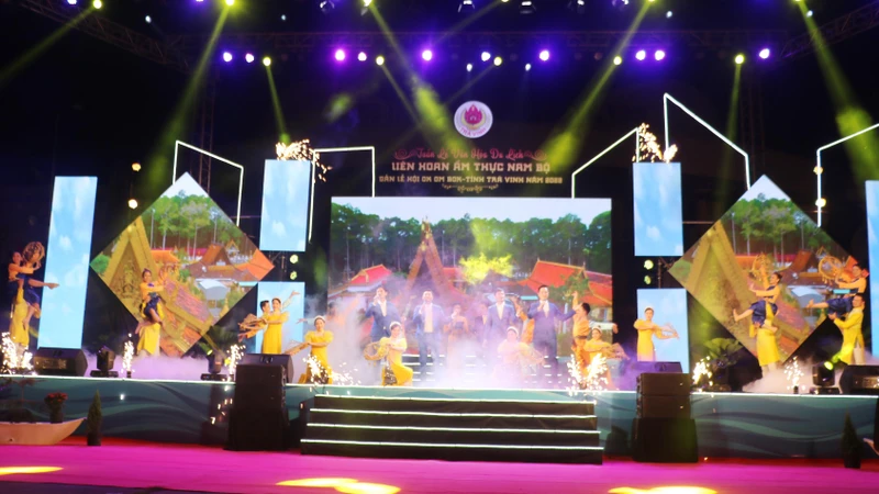 Tiết mục biểu diễn văn nghệ chào mừng Tuần lễ Văn hóa, du lịch, liên hoan ẩm thực Nam Bộ gắn với lễ hội Ok Om Bok tỉnh Trà Vinh.