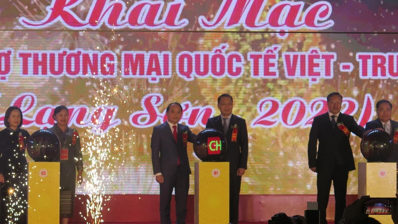 Đại diện lãnh đạo Bộ Công thương, lãnh đạo tỉnh Lạng Sơn, đại diện đại sứ quán Trung Quốc tại Việt Nam tham gia bấm nút khai mạc hội chợ.