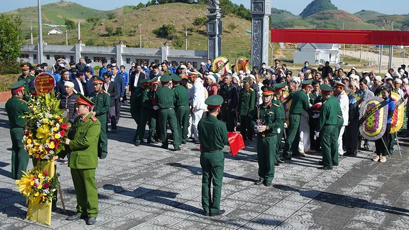 Tổ chức tiếp nhận và an táng hài cốt hai liệt sĩ về Nghĩa trang liệt sĩ huyện Vân Hồ.
