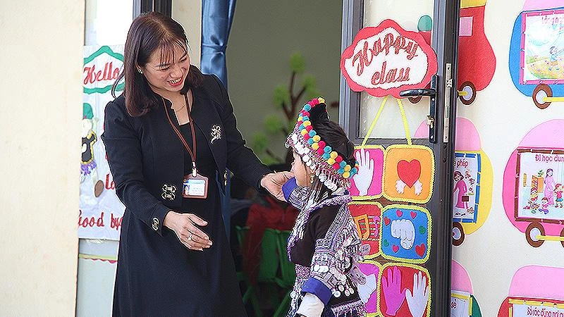Cô giáo Đỗ Thị Loan, Phó Hiệu trưởng Trường mầm non Kim Nọi (huyện Mù Cang Chải, tỉnh Yên Bái) chuẩn bị trang phục cho học sinh trước giờ học STEM.