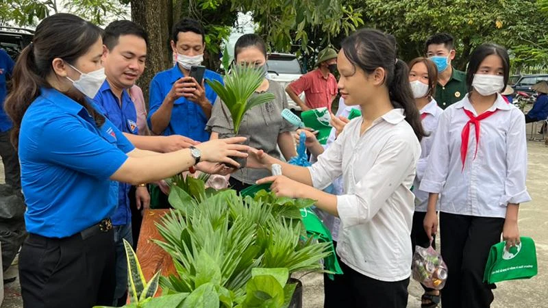 Các em học sinh Trường trung học cơ sở Hoàng Khai, huyện Yên Sơn, tỉnh Tuyên Quang tham gia đổi rác thải nhựa lấy cây xanh.