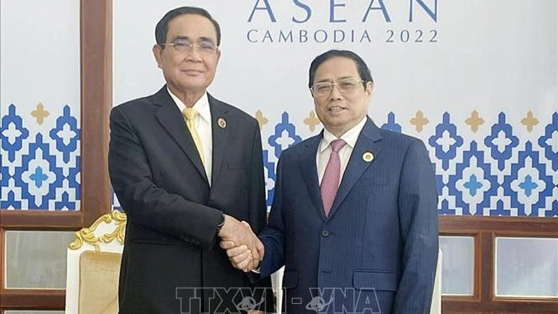 Thủ tướng Phạm Minh Chính gặp Thủ tướng Thái Lan Prayut Chan-o-cha. (Ảnh: TTXVN)