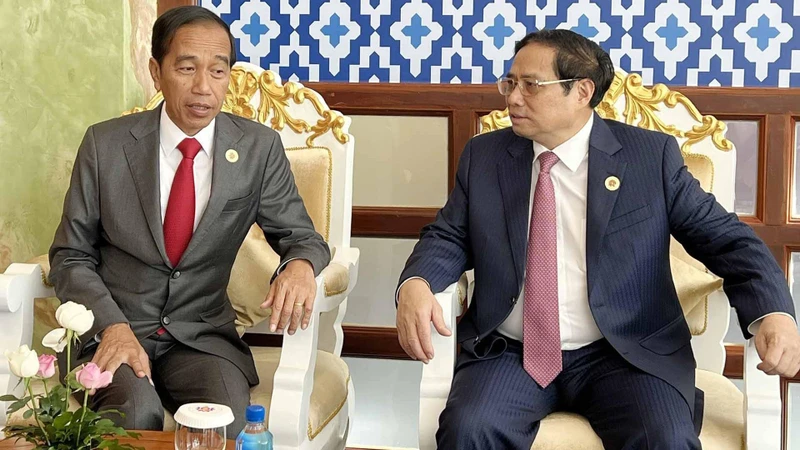 Thủ tướng Phạm Minh Chính gặp Tổng thống Indonesia Joko Widodo. (Nguồn: TTXVN)