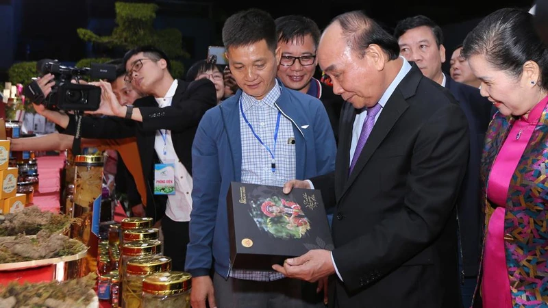 Chủ tịch nước Nguyễn Xuân Phúc thăm quan các gian hàng của Hiệp hội sâm Lai Châu tại hội chợ.