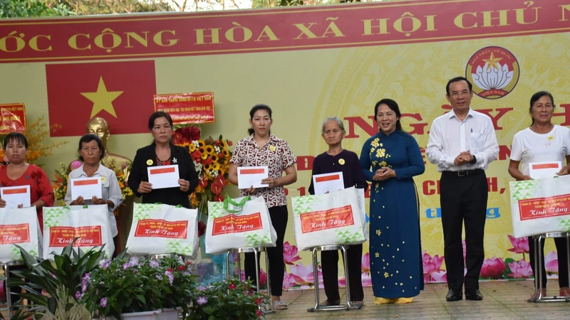 Bí thư Thành ủy Thành phố Hồ Chí Minh Nguyễn Văn Nên tặng quà cho người dân ấp 1.