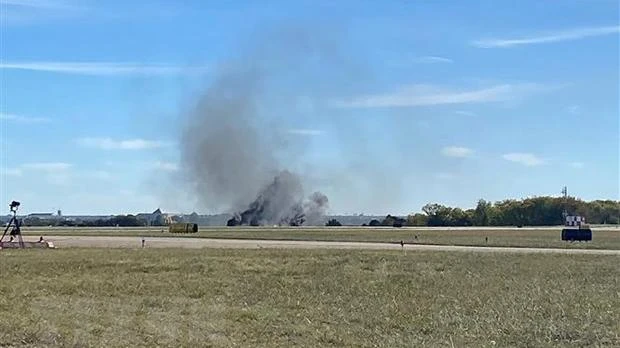 Khói bốc lên từ hiện trường vụ va chạm máy bay tại triển lãm hàng không Wings Over Dallas ở sân bay Executive Dallas, thành phố Dallas, bang Texas, Mỹ, ngày 12/11/2022. (Ảnh: AFP/TTXVN)