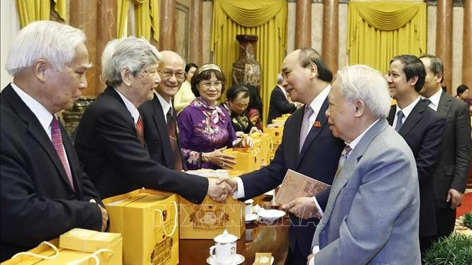 Chủ tịch nước Nguyễn Xuân Phúc với các đại biểu Hội Cựu Giáo chức Việt Nam. (Ảnh: Thống Nhất/TTXVN)