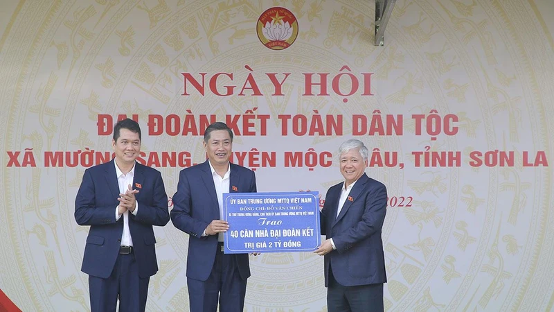 Ủy ban Trung ương Mặt trận Tổ quốc Việt Nam trao kinh phí hỗ trợ xây dựng 40 nhà Đại đoàn kết cho Sơn La.