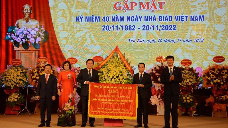 Lãnh đạo tỉnh Yên Bái tặng hoa chúc mừng kỷ niệm 40 năm Ngày Nhà giáo Việt Nam.