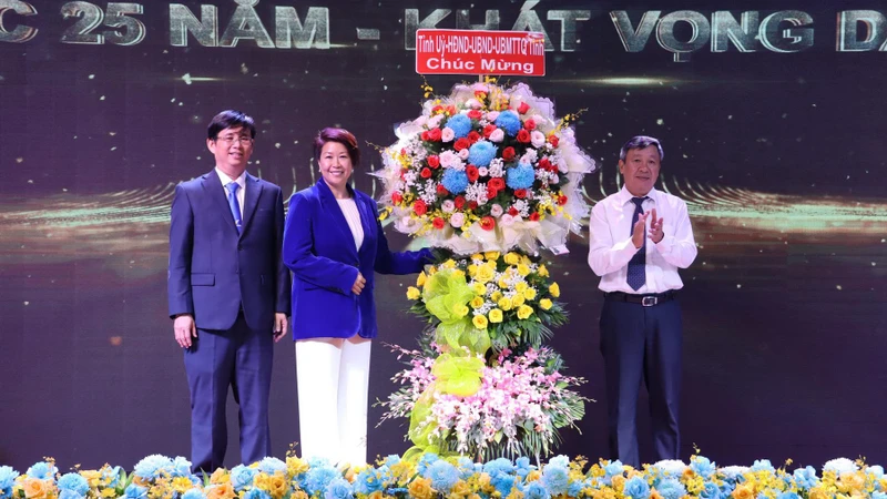 Phó Bí thư Thường trực Tỉnh ủy Đồng Nai Hồ Thanh Sơn tặng lẵng hoa chúc mừng Đại học Lạc Hồng tại lễ kỷ niệm.