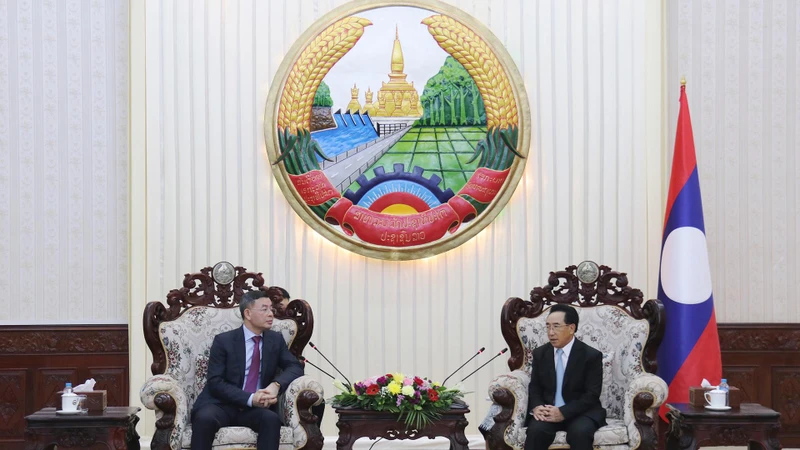 Thủ tướng Chính phủ Lào Phankham Viphavanh tiếp Tổng Kiểm toán Nhà nước Ngô Văn Tuấn. (Ảnh: TRỊNH DŨNG)