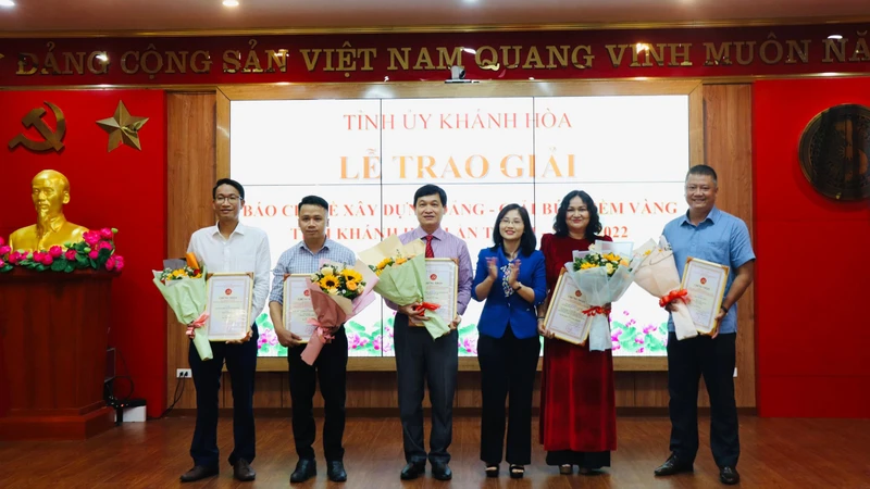 Ban tổ chức trao giải thưởng các tác phẩm xuất sắc chuyên đề phát hiện tấm gương tiêu biểu trong học tập và làm theo tư tưởng, đạo đức, phong cách Hồ Chí Minh.