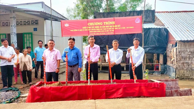 Lễ khởi công xây dựng nhà đại đoàn kết cho bà Trần Thị Tám, ấp 3, xã Vĩnh Thuận Đông, huyện Long Mỹ.