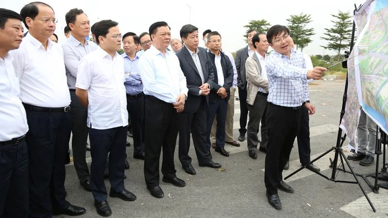 Đồng chí Đinh Tiến Dũng khảo sát thực địa và nghe báo cáo tiến độ triển khai dự án đường Vành đai 4-Vùng Thủ đô đoạn qua tỉnh Bắc Ninh.