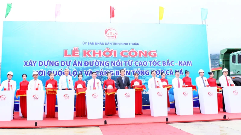 Các đồng chí lãnh đạo tỉnh Ninh Thuận cùng chủ đầu tư, nhà tài trợ và nhà thầu nhấn nút phát lệnh khởi công dự án.