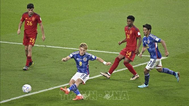 Pha ghi bàn cân bằng tỷ số của tiền vệ Nhật Bản Doan Ritsu (số 8) vào lưới tuyển Tây Ban Nha. (Ảnh: THX/TTXVN)