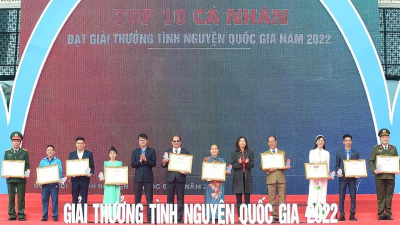 Đồng chí Bùi Quang Huy, Ủy viên dự khuyết Trung ương Đảng, Bí thư thứ nhất Trung ương Đoàn (thứ 5 từ trái sang) trao Giải thưởng Tình nguyện quốc gia năm 2022 tặng 10 cá nhân tiêu biểu. 