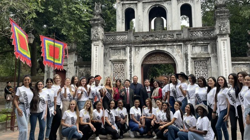 Các thí sinh Miss Tourism World 2022 thăm Văn Miếu-Quốc Tử giám Hà Nội.