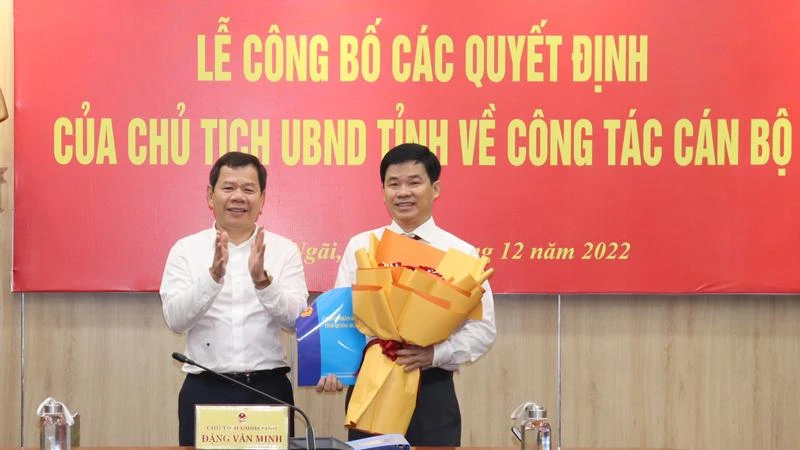 Chủ tịch Ủy ban nhân dân tỉnh Quảng Ngãi trao Quyết định cho tân Giám đốc Sở Y tế tỉnh Quảng Ngãi Phạm Minh Đức.