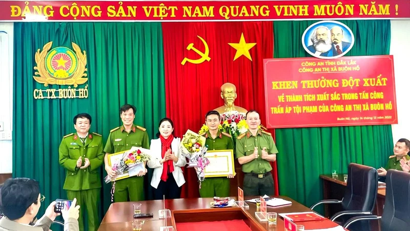 Bí thư Thị ủy Buôn Hồ Nguyễn Thị Thu Nguyệt khen thưởng đột xuất cho Công an thị xã về thành tích xuất sắc trong đấu tranh với tội phạm đánh bạc và tổ chức đánh bạc.