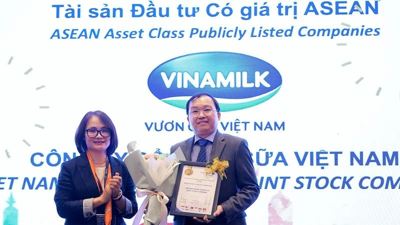 Ông Lê Thành Liêm - Thành viên Hội đồng quản trị và Giám đốc điều hành Tài chính tại Vinamilk nhận giải thưởng Tài sản đầu tư có giá trị của ASEAN.