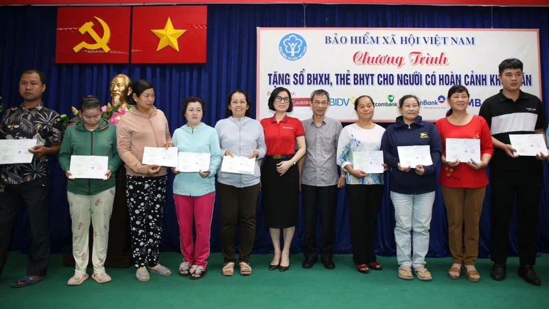 Bảo hiểm xã hội Việt Nam trao 60 sổ Bảo hiểm xã hội tự nguyện cho người dân Thành phố Thủ Đức, Thành phố Hồ Chí Minh.