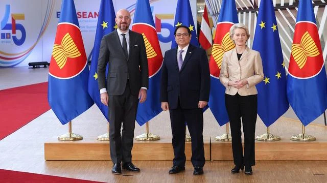 Chủ tịch Hội đồng châu Âu Charles Michel và Chủ tịch Ủy ban châu Âu Ursula Von der Leyen đón Thủ tướng Phạm Minh Chính tham dự Lễ khai mạc Hội nghị cấp cao ASEAN-EU. (Ảnh: VGP/Nhật Bắc)