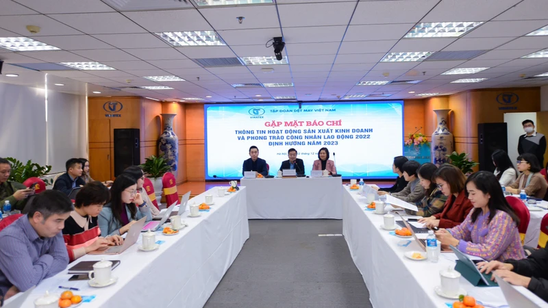 Lãnh đạo Tập đoàn và Công đoàn Dệt may Việt Nam thông tin hoạt động sản xuất kinh doanh tại buổi gặp mặt báo chí.
