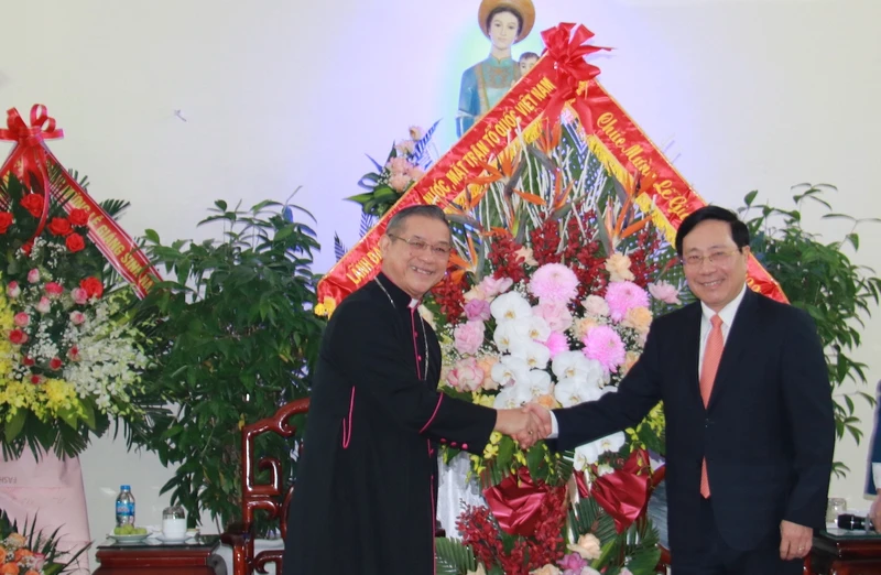 Đồng chí Phạm Bình Minh, Ủy viên Bộ Chính trị, Phó Thủ tướng Thường trực Chính phủ, chúc mừng Giám mục Giáo phận Bùi Chu nhân dịp Giáng sinh và năm mới 2023.