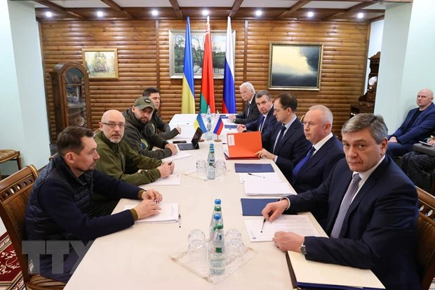Phái đoàn Ukraine (trái) và Nga tại cuộc đàm phán nhằm chấm dứt xung đột, tại Brest, Belarus ngày 7/3/2022. (Ảnh: AFP/TTXVN)