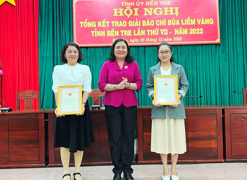Phó Bí thư Thường trực Tỉnh ủy Hồ Thị Hoàng Yến trao giải Nhất giải báo chí Búa liềm vàng lần thứ VII, năm 2022 cho các tác giả đạt giải.