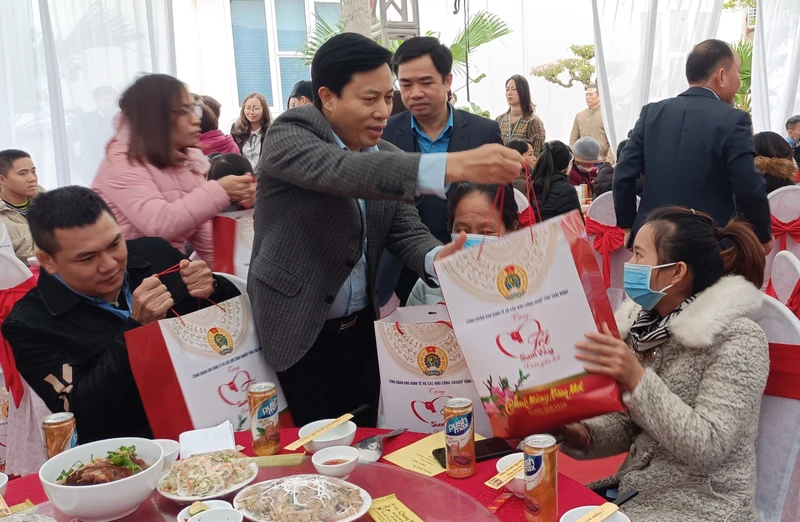 Đồng chí Lại Văn Hoàn, Phó Chủ tịch UBND tỉnh Thái Bình trao quà cho công nhân có hoàn cảnh khó khăn.