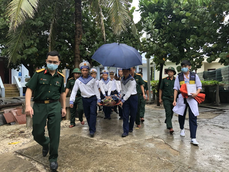 Các bác sĩ Bệnh viện Quân y 175 đón bệnh nhân ở đảo Sơn Ca để đưa lên trực thăng.