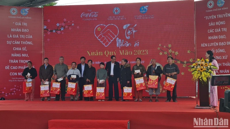Phó Chủ tịch Quốc hội Trần Quang Phương tham dự và tặng quà cho hộ nghèo tại chương trình “Tết nhân ái” tại Đà Nẵng.