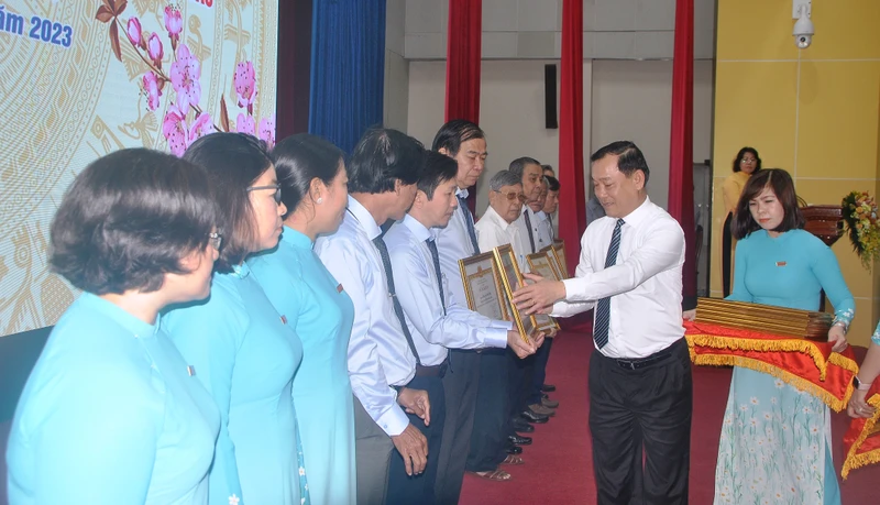 Đồng chí Nguyễn Văn Vĩnh, Phó Bí thư Tỉnh ủy, Chủ tịch Ủy ban nhân dân tỉnh Tiền Giang trao Bằng khen cho các cá nhân.