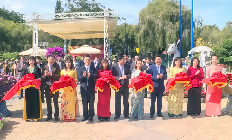 Lãnh đạo tỉnh Lâm Đồng và thành phố Đà Lạt thực hiện nghi thức khai mạc Hội hoa Xuân 2023.
