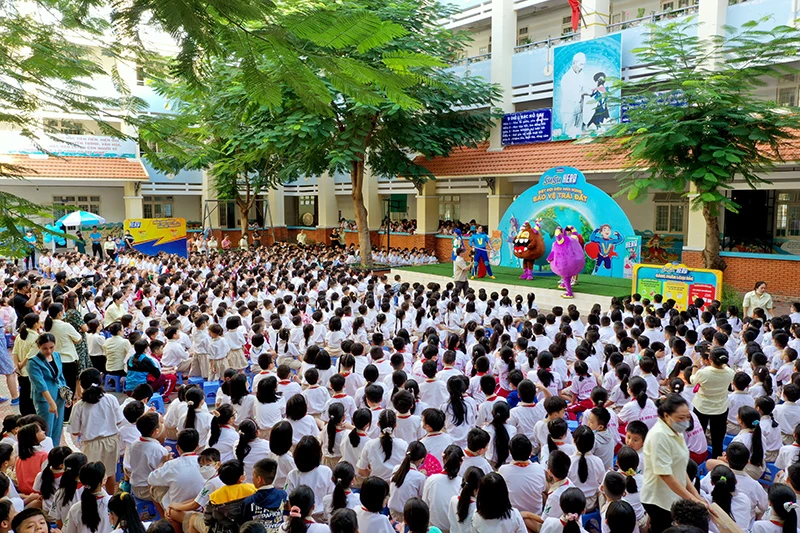 Các học sinh trường Tiểu học Lê Văn Tám (quận 7, Thành phố Hồ Chí Minh) tham gia chương trình ngoại khóa do thương hiệu Sữa chua uống Susu và Sữa trái cây Hero của Vinamilk tổ chức vào ngày 29/11/2022. (Ảnh: Vinamilk)