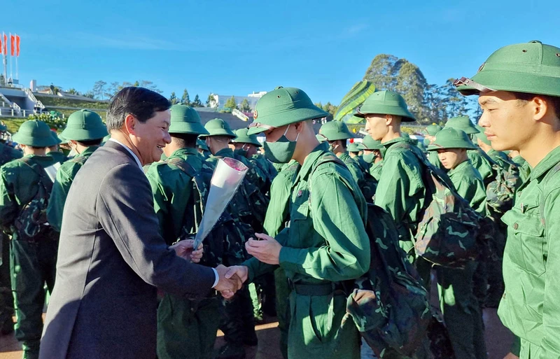Bí thư Tỉnh ủy Lâm Đồng Trần Đức Quận động viên tân binh trước giờ lên đường làm nhiệm vụ xây dựng và bảo vệ Tổ quốc.