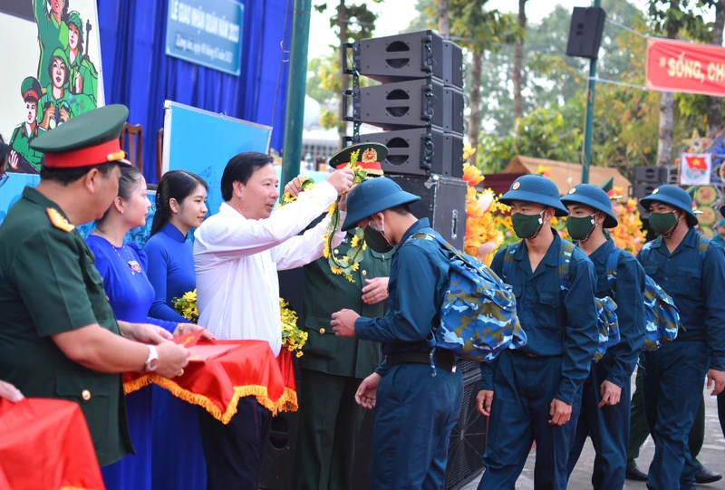 Chủ tịch Ủy ban nhân dân tỉnh Long An Nguyễn Văn Út trao hoa cho tân binh huyện Đức Hòa lên đường nhập ngũ.