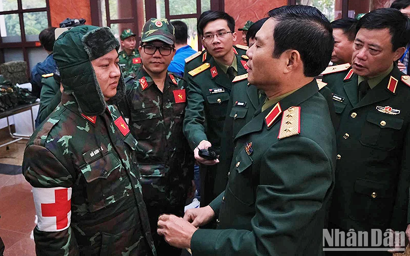 Thượng tướng Nguyễn Tân Cương (bên phải trong ảnh) dặn dò, giao nhiệm vụ cho các sĩ quan, chiến sĩ thuộc Đoàn công tác tham gia hỗ trợ nhân đạo, cứu trợ thảm họa tại Thổ Nhĩ Kỳ.